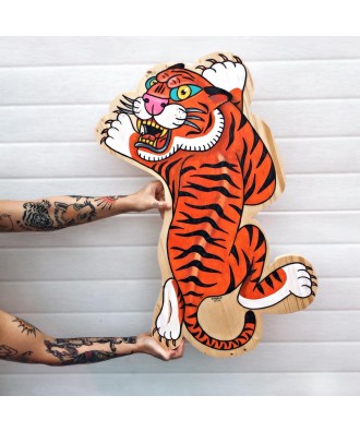 Tigre de madera pintado a mano